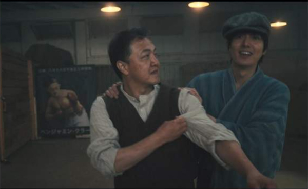Yokohama, 1923.The Apple TV + original series Pachinko brought the time and space to the story of Ko Han-soo (Lee Min-ho), but also to include the horror of the Kanto Earthquake that took place in the day.The drama shows the spectacular view of Yokohamas lively streets and the whole city through the scene where Hansu and his father (Jung Woong-in) walk together.After all, this energetic city is a speckle that shows as a premise to capture what turns into hell by Earthquake overnight.Hansu, who met Seonja (Kim Min-ha) in Youngdo, Busan, and had a child, went to study in the United States and made a lot of money in Japan.In the end, Hansu, who hides the fact that he is a married person and has a child to the good person, never feels like a good person.However, Pachinko depicts what kind of historical text he has become in, and presents the tragedy that he has experienced through the Kanto Earthquake as an occasion.Hansu and Hansu father who lived with dreams even though they were Jeju residents but went to Yokohama and lived in poverty.Hansus father, who was quick to count, was recognized and lived under the humiliation of Yakuza, but he was blinded by love and embezzled money and eventually became in danger of dying.But at that moment, the Kwandong Earthquake occurs and dies in a collapsed building, and the surviving Hansu escapes from the city where the aftershock continues with the Yakuza boss and turns into hell.What is noteworthy, however, is that this drama captured the massacre of Koreans in the contemporary era in the tragedy of the Kanto Earthquake.The earthquake has led to the escape of Korean sinners, and rumors that they are plundering, and even the poison in the water.Eventually, there are terrible things that massacre Koreans as the vigilante walks around.Interestingly, the historical fact of the Korean massacre in the Kwandong Earthquake is filled with Pachinko without any hesitation, helping the head of the Yakuza.It also contains Japanese people who hide Hansu and Koreans as the same human beings while drawing the terrible atrocities of vigilantes.Pachinko paints the terrible history of the time, but it does not demonize all Japanese people.In fact, Pachinko is a work that former World praises and praises, but the reason why it is turned away from the poisonous Japan is because Baro boldly deals with the history that these people deny.But here too, the proper sense of balance that Pachinko has seems important.Rather than just emotionally demonizing and drawing the horrors of the day, it creates a universal consensus by putting the appropriate distance.This is why the history of Pachinko is more convincing.Pachinko, which tells the story of how Hansu grows through the historical background of Kwandong Earthquake, added a short subtitle at the end of the 7th.On September 1, 1923, a magnitude 7.9 earthquake hit the Kanto area; more than 100,000 people were killed, among them Koreans who were innocently sacrificed by the Japan vigilante.The number of Koreans killed is not known exactly, but many historians believe the number will reach thousands.Perhaps the heart of the spectacle that restored the 7th Pachinko to the Kwandong Earthquake and restored the streets and cities of the time to add CG is in this subtitle.A few lines of subtitles are enough historical facts, but I wonder if there is a good example of how a drama can tell the whole world how to deny the history of them.