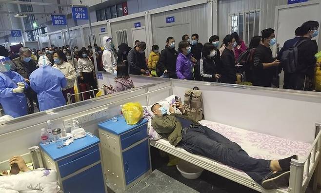 [사진: AP 연합] 지난 18일, 상하이 국가 전시 및 컨벤션센터를 개조한 격리시설에서 핵산검사 2차례 음성을 받아 출소 대기중인 상하이 시민들.
