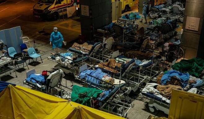 [사진-게티이미지] 홍콩은 상하이보다 한달쯤 일찍 오미크론 확산을 겪었다. 지난 2월16일 카리타스 메디컬센터 앞, 병실이 부족해 유증상 확진자들이 병원 야외에 나와있는 모습. 중국엔 홍콩보다 의료인프라가 열악한 곳이 많다.