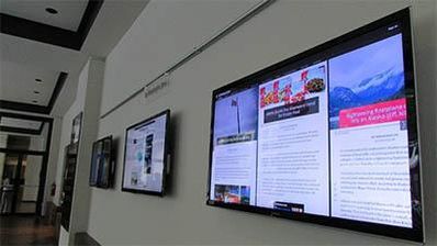 2015년 7월 당시 미국 워싱턴포스트 본사 1층 로비 벽면 모습. 동영상용 웹페이지 포스트 TV, 워싱턴포스트 웹페이지 등을 실시간으로 보여주는 세 개의 모니터가 나란히 걸려 있다./조선일보DB