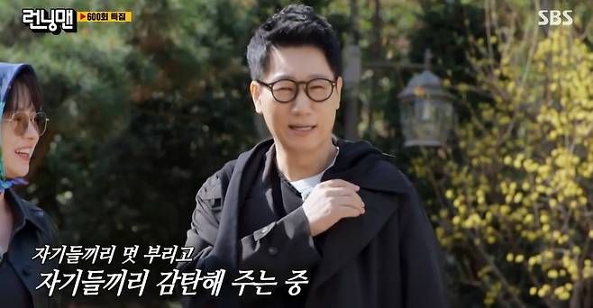 The reason why the national MC Yoo Jae-Suk does not do SNS and The Messenger is that Yo Jae-Suk said, I do not feel the need for SNS.On SBS Running Man broadcast on the 24th, the 600th special With you race was held.In the opening with the concept of plain clothes fashion, Ji Suk-jin and Yang Se-chan laughed at Running Man with over-sized luxury styling.Yang Se-chan laughed, saying, Our comedians like big things.There was also interest in the fashion of Song Ji-hyo, who was stylish with leather styling.So Song Ji-hyo said, I have been abroad in this dress before, and Kim Jong Kook said, Are you going to seduce a man?At that, Yoo Jae-Suk said, Define your mind well. Why do you keep shaking Song Ji-hyo?Do not make a situation so that the story of the relationship between the two comes out, Yang Se-chan said, My brother makes the most. With Q & A time set up before the full-scale race on the day, Ji Suk-jin asked Yo Jae-Suk, Why do not you do SNS?I dont have to do SNS, said Yo Jae-Suk, but I dont like to take pictures, and I dont like to take pictures.Its annoying, said Yo Jae-Suk, who doesnt even use KakaoTalk as a text par. Thatll give me all the numbers I know, and hundreds of conversations will come up in a single-talk room.This was another letter, Song Ji-hyo, who also sympathized.Yoo Jae-Suk also said, Haha is the reason. Haha sells a single room. I call one person every day or meeting.I put all those who do not know so, and I go in first. The story of the youngest Yang Se-chan was also revealed. Yang Se-chan told the pressure of the mid-injection member that he was nervous before shooting Running Man.Ive been doing a lot of membership programs, and I feel that there are people who need time, said Yoo Jae-Suk.It took nine years to settle down.When I do not know my ability, I get to know the people around me and when I adapt, I have time to demonstrate my skills, explains Yo Jae-Suk.Yang Se-chan is a comedian and he needs more adaptation time because he has expectations, said Yoo Jae-Suk, who encouraged Yang Se-chan, saying, In the early days, there were audience reactions such as What is it and what is it to pay for?