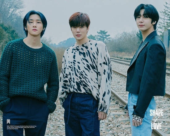 The group Monsta X (MONSTA X) has released all of its concept photos.Monsta X released the Everything version concept photo of its eleventh mini album SHAPE of LOVE (Shape City of London Love) through official SNS on the afternoon of the 23rd.In the photo, Monsta X has styled and relaxed charm with individual casual.In addition, while bringing memories to the background of emotional railway tracks, they showed their excitement ahead of the trip and made them smile together.The clunkiness has doubled even more in the group photo of Monsta X.The warm eyes and soft smiles have a love for the fans, and the back of the shoulder is a hard teamwork and a love for Monsta X itself.In particular, the train station, which contains the meaning of the departure and destination, expressed the time that Monbebe has been with and the time to be together in the future through the background.As a result, the LOVE concept photo of various forms from Love, Originality, Vibe, Everything is completed, and expectations for the new SHAPE of LOVE are getting higher.SHAPE of LOVE is an album that expresses various love such as music of myself and Monsta X and love for fans.The title song LOVE (Love) is a song that contains a message of love that I want to give everything to me without hiding my favorite feelings like a child. I can feel the love of Monsta X for fans.The message that Monsta X wants to convey is expressed without hesitation with the songs made by the members.In addition to producing the title song LOVE, Joo Heon, who worked on the song I Love You, and Hyung Won and IM, respectively, Burning Up (Feat).He participated in the writing, composition and arrangement of R3HAB) (burning up) and AND (and) to enhance the completeness of the album.In addition, Wildfire is composed by three people together, and the brother-in-law also puts his name on the arrangement, making him expect the musical teamwork of Monsta X.Meanwhile, Monsta Xs new mini album SHAPE of LOVE will be released on various online music sites at 6 pm on the 26th.Photo: Starship Entertainment