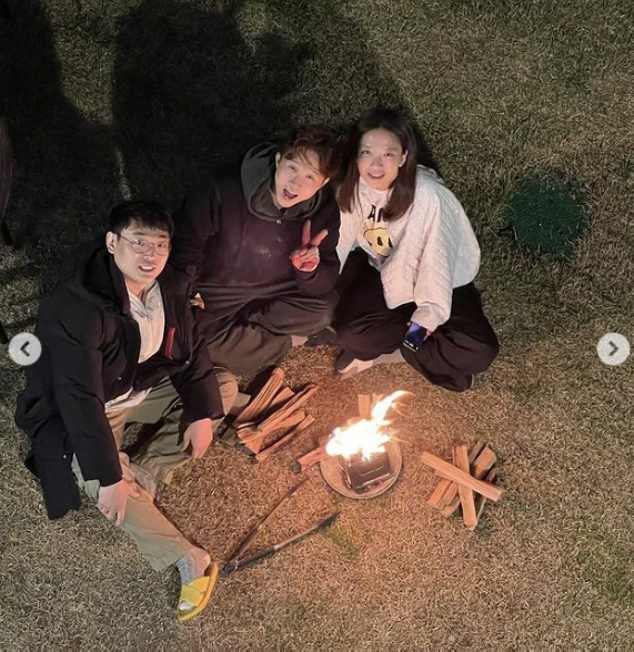 Park Sung-Kwang invited Young Jin Park Kim and his wife to their home.Park Sung-Kwang posted a picture on his instagram on the 25th, saying, I have met a young Gahyeon couple who did not meet because of the pleasant memory corona.Is it too exciting in Madang for a long time? Next time, the Onami couple? The weather is good. Lets be happy about that day.Park Sung-Kwang spent the weekend leisurely with his wife Isol and Young Jin Park Kim Gahyeon.The comedians Park Sung-Kwang and Young Jin Park each took their wives and created a cheerful atmosphere with a warm couple.Meanwhile, Isoli married Park Sung-Kwang in August last year; the two appeared on SBS Sangsangmong Season 2 - You Are My Destiny.Isol, who is currently communicating through SNS, said that he is 158cm tall and maintains 45.8kg of fasting weight.Recently, Isol has left the pharmaceutical company that has been working for 10 years and has announced the plan for the second generation.Isol, who recently announced that he is planning a second-year-old between Park Sung-Kwang, is taking care of his nutritional supplements and managing his body.