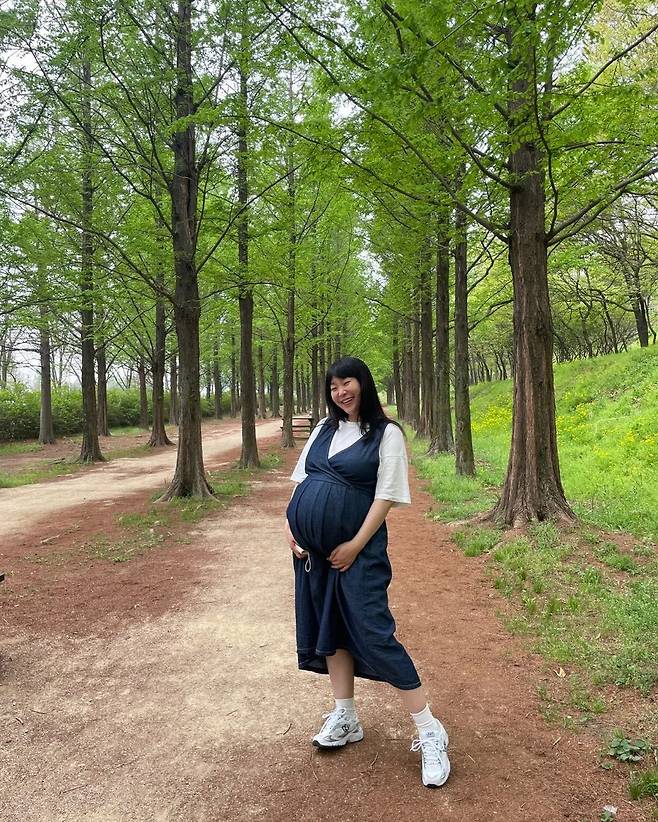 Gagwoman Jung Ju-Ri led a heavy body and healed in the forest.Jung Ju-Ri posted several photos on his SNS on the 25th, along with an article entitled Walking and Discharging, Please See You This Week.In the photo, Jung Ju-Ri walking in the forest was shown. Jung Ju-Ri, wearing a dress, wrapped his skirt with his hand and revealed his stomach.Jung Ju-Ris ship, which is imminent to Child Birth, is heavy enough to look bulging. Jung Ju-Ris full expression waiting for his fourth child also attracts attention.Meanwhile, gagwoman Jung Ju-Ri is married to Husband, who is one year younger, in 2015, and has three children: currently pregnant with the fourth.