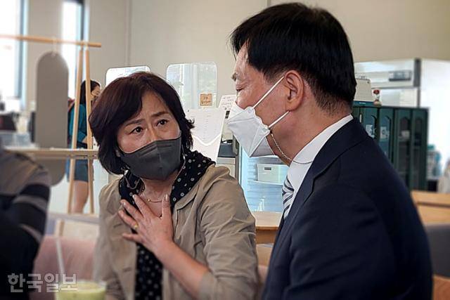 '삼례나라슈퍼 강도치사 사건' 주임검사였던 최성우 변호사에게 17일 전북 완주군 삼례읍의 한 카페에서 사건 피해자 최성자씨가 그간의 고통을 토로하고 있다. 완주=이유지 기자