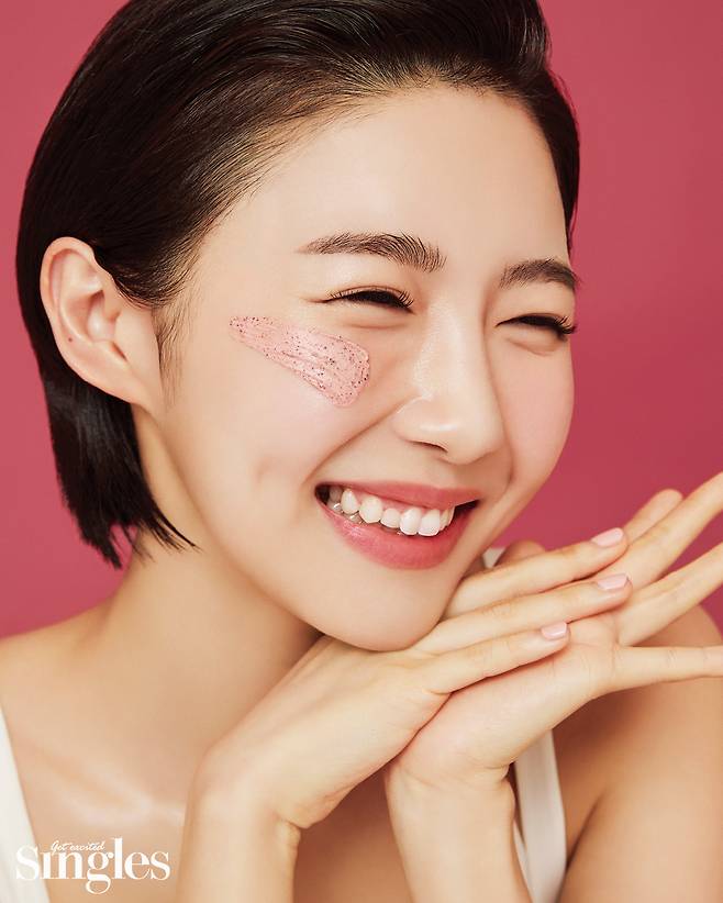 The picture of actor Joo Hyun-young has been released.Joo Hyun-young, who appeared in the studio with a unique dimples smile, made the atmosphere of the filming scene pleasant with bright and healthy energy.Especially, every time I take a close-up, the transparent and flawless skin has impressed the viewers.Joo Hyun-young will perform his hot role as Jung Wooyoung-woos only friend circle in the drama Jung Wooyoung-woo, which will be aired simultaneously on ENA channel and Netflix in June.Joo Hyun-youngs sensual pictures can be found in the May issue of Singles and on the homepage.PhotosSingles