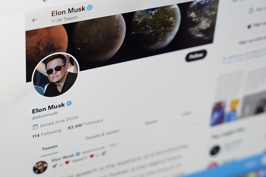 전기차 업체 테슬라 최고경영자(CEO)인 일론 머스크가 소셜미디어 트위터를 440억 달러(약 55조 원)에 인수했다. 사진=AP/뉴시스