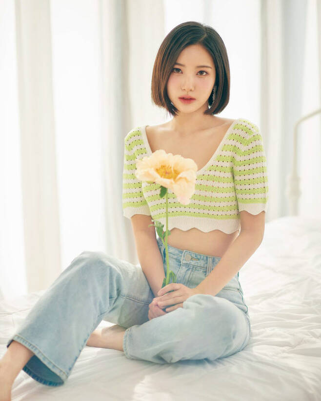 The IOK Company released concept photos of Alice So-hee, Yeonje and Garin, who are making a comeback to the ballad song The Universe in Me through official SNS on the 26th.In the open photo, So-hee is fresh with a green-based short-sleeved knit and jeans, and Yeonje is holding a bouquet of flowers in a sky blue-type long-sleeved knit, and Garin is showing a pure atmosphere by unifying both top and bottom in yellow color.
