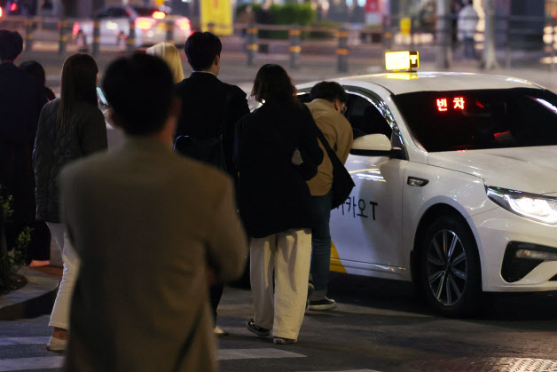 서울 강남역 인근에서 시민들이 빈 택시를 향해 모여들고 있다.(사진=연합뉴스 제공)
