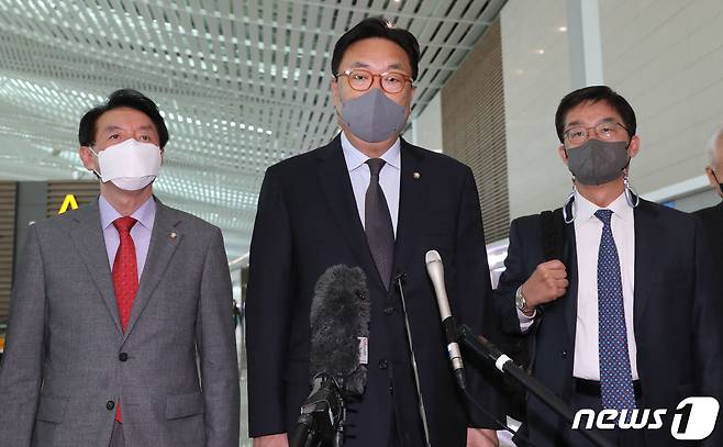 윤석열 대통령 당선인의 한일정책협의단장을 맡은 정진석 국회 부의장(가운데)이 24일 오전 인천국제공항 제2터미널을 톻해 일본으로 출국하기 앞서 취재진의 질문에 답하고 있다. 2022.4.24/뉴스1 © News1 임세영 기자