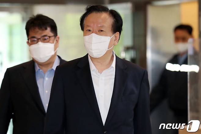 정호영 보건복지부 장관 후보자가 22일 오전 서울 서대문구 국민연금공단 서울북부지역본부에 마련된 인사청문회 준비 사무실로 출근하고 있다. 2022.4.22/뉴스1 © News1 이동해 기자