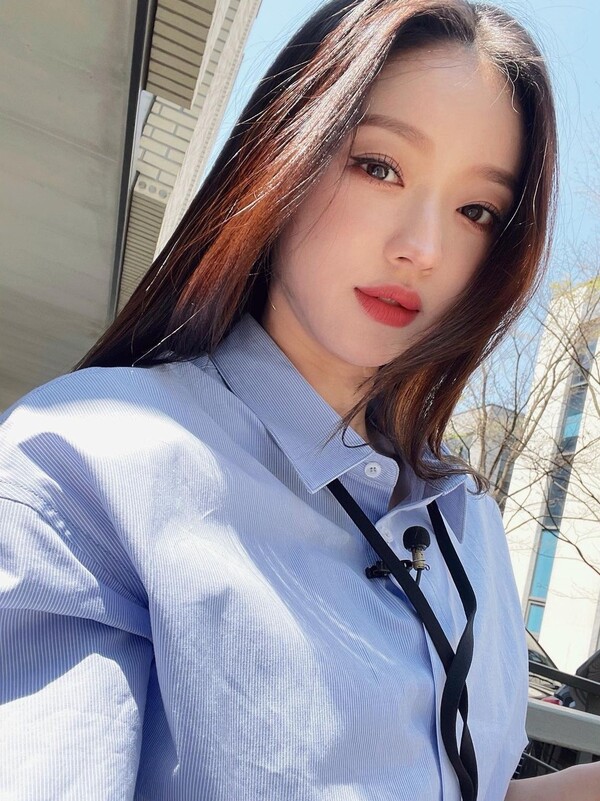 Group OH MY GIRL YooA showed off a visual that seemed to have ripped off the comic.On the 26th, YooA posted several photos on his instagram with the article It is Yoo Dae Ri.In the photo, YooA wears a blue shirt and slacks and wears a temple card on his neck that says Miracle The International Marketing Team Yusia.He showed a doll-like visual in the sunlight, and he took a playful pose with a pencil on his lips, and he showed off his unrealistic ratio against the wall.On the other hand, OH MY GIRL, which YooA belongs to, will hold a fan meeting Miracle The International 7th Anniversary by Marketing Team OH MY GIRL to commemorate the 7th anniversary of debut on the 30th.