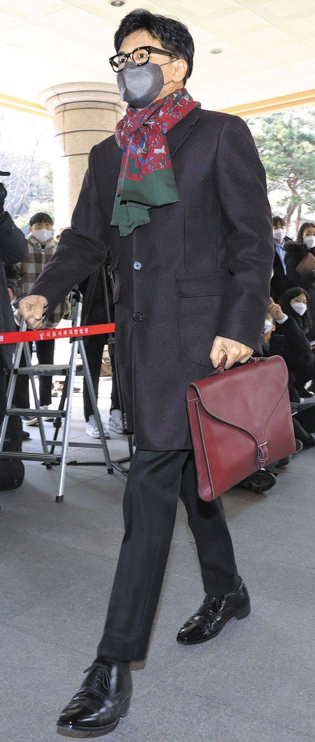 한동훈 법무부 장관 후보자가 지난 1월 서울서부지방법원에서 열린 재판에 증인으로 출석하는 모습. 훤칠한 키에 호리호리한 체격으로 슈트가 잘 어울리는 외형이기도 하지만, 패션 전문가들은 "클래식 정장에 대한 이해도가 높은 것 같다"고 입을 모았다. 그동안 이 정도로 완성도 있는 슈트 스타일을 선보인 정계 인물이 드물어, 중장년층은 물론 직장인, 주부, 옷에 관심 많은 2030 세대까지 두루 '한동훈 스타일'에 관심을 보였다. 이날 독특하게 맨 붉은빛 스카프와 국내 독립 디자이너 브랜드 가방 등 역시 화제가 됐다. /연합뉴스