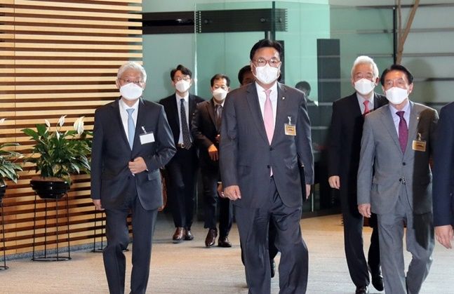 윤석열 대통령 당선인이 일본에 파견한 한일 정책협의대표단이 26일 기시다 후미오 일본 총리를 면담하기 위해 일본 총리관저를 방문했다.ⓒ연합뉴스
