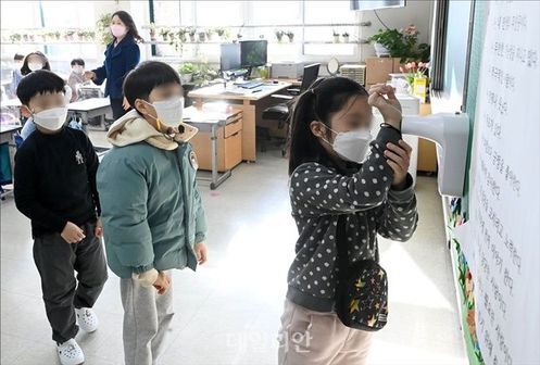 전국 초중고가 개학한 지난 3월2일 학생들이 체온을 확인하고 있다.(자료사진) ⓒ데일리안 홍금표 기자