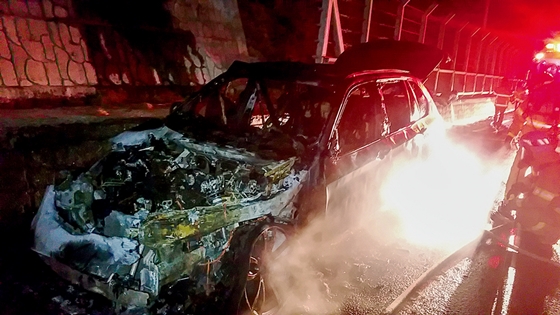 강원도 정선군 남면 문곡리 문곡교차로에서 달리던 BMW X5 SUV에서 화재가 발생해 소방대원이 진화 작업을 하고 있는 모습. /사진=뉴스1