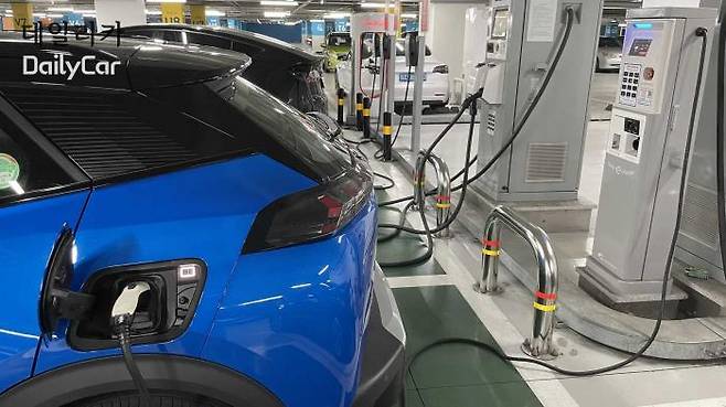 테슬라 슈퍼차저, 일반 완속충전기,해피차저 등이 뭉쳐있는 인천 송도 트리플스트리트 풍경