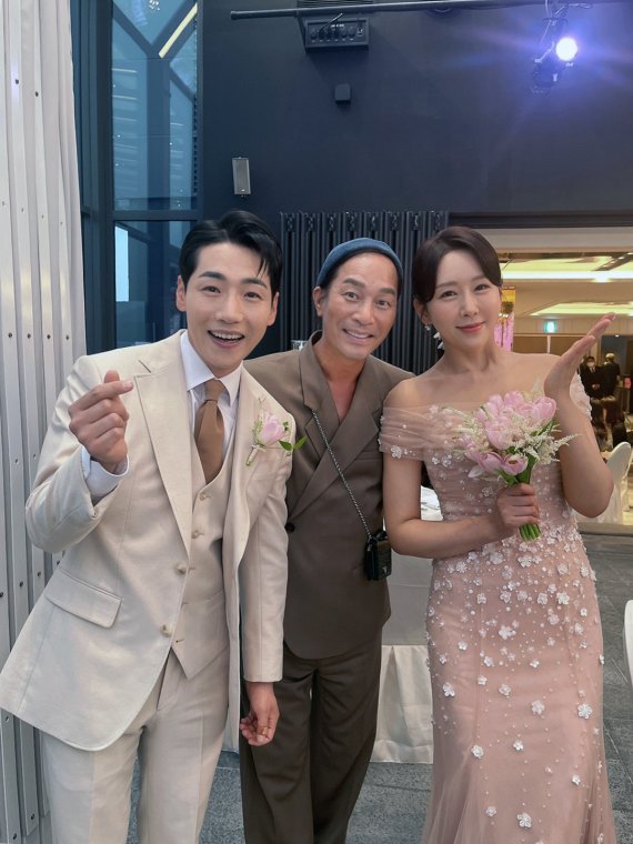 Hair YouTuber Seo Il-ju has released a shots of singer Park Gun and Han Youngs wedding ceremony.Seo Il-ju said on his 27th day, I went to Park Gun & Han Young wedding ceremony.I am happy forever and posted several photos and celebrated the wedding of the two people.In the photo released on the day, there is a picture of Seo Il-ju attending Park Gun and Han Young wedding.Park Gun in the photo added a style to Beige Colors TV suits, while Han Young showed off her elegant figure in a pink Colors TV dress.In addition, Seo Il-ju boasted his fashion sense with all brown color TV look.Park Gun and Han Young had a wedding ceremony in Seoul on the 26th, and Seo Il-ju attended the wedding ceremony of two people and showed off his warm heart.On the other hand, Seo Il-ju is actively working with Before & After content that helps Hair transform into Hair YouTuber who runs channel Calabine Hair.