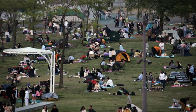 사회적 거리두기 해제 후 첫 주말인 지난 24일 오후 서울 서초구 반포한강공원이 시민들로 붐비고 있다. 뉴스1