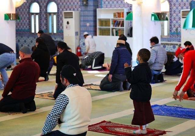 이달 초 서울 용산구 이태원 서울중앙성원 예배당을 찾은 신도들이 정오 예배를 드리고 있다. 연합뉴스