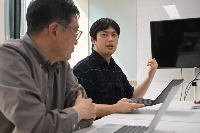 시계방향으로 왼쪽에서부터 김창욱 개발자, 김계승 개발자