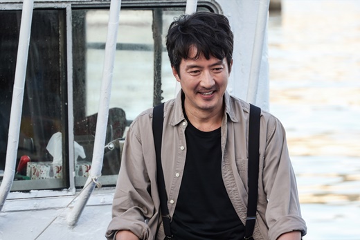 Actor Jung Jun-ho was given respect and love from the film fisherbubba team, and boasted of his personality aspect.Fisherbubba is a grimacing and delightful blood comedy by Jung Jun-ho, a late son, an iron-free brother and a strut struggling to defend his alter ego, the Fisherbubba.Jung Jun-ho plays the role of captain of fisherbubba in the play, and shows a late son Noma (Ielvin) struggling to protect his brother Jong-hoon and a deep father-in-law.I think our work is a movie that will have a warm feeling with my children and family. It was a meaningful work.The emphasis on the synchro rate with the accessory character, Jung Jun-ho said, I actually felt like I was a eldest son, the eldest son, and I knew enough responsibility for the accessory and felt like me.The reality of the accessory was so close.When the heads of state keep Family even in unavoidable circumstances, it seems that the father, the head, and the husband who are trying to protect Family without the fire even if they are cowardly but sometimes servile are well melted through the character who is the end of the crime.I put an emphasis on that part and postponed it, he said.Also, about Choi Dae-chul and Ielvins breathing, Kemi was so good like Family, who had not practiced once, but scattered and met.Choi Dae-chul disassembled from fisherbubba as his brother Jong-hoon Character, who is not iron but can not hate, and showed Jung Jun-ho and the previous steamed blood vibe.Choi Dae-chul said, When I played, (Jung) Jun-ho kept waiting for me to look at my eyes.I feel like this, he said. This is what I wanted to do, but the heart that Junho received is still in my heart.My brother always takes care of my brother first even after the shooting, and it was so good that those breathing was the same in front of the camera and behind the camera.In particular, Choi Dae-chul said, I wanted to say thank you to Junho.I can not tell you all the processes of fisherbubba from 1 to 10, but I think that Junho was not an easy choice in the processes we know.Rather, my brother said, I am more happy to appear in the movie together. I think that my brother is very cool.I am a younger brother and a younger brother, but I wanted to borrow this place and say that I am really grateful to my brother. Choi also revealed Jung Jun-hos story. Choi said, Jung Jun-ho was injured when he was shooting an action scene.I was given emergency medical treatment right away to the hospital, so I thought I couldnt come to the shoot that night, but Jung Jun-ho took the shot and came to take medicine and took a god.I finished my schedule with that limp leg as I ate the painkillers. I was really surprised.However, I do not say anything I do not like, I take all my juniors, and the real Jung Jun-ho is the best personality in Korea. fisherbubba is scheduled to open on May 11th.