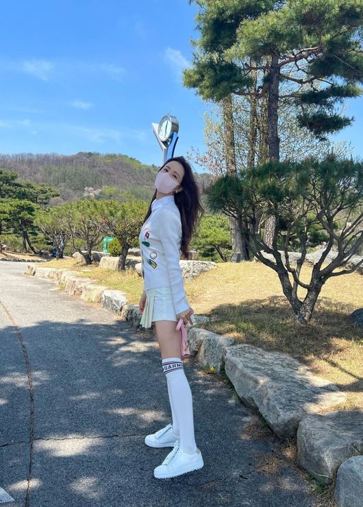 Actor Lee Da-hae showed off his extraordinary golf suit figure.Lee Da-hae posted photos and videos on social media on the 27th, saying, What is #Buddy? Lets just take a picture... What did you expect? #Life #Golin.The released video showed Lee Da-hae failing to putt and feeling sorry.In the photo released together, Lee Da-haes sunny atmosphere and pose, which can not be found in the regret of putting, laughed.In particular, Lee Da-hae was impressed by the appearance of a unique golf suit.While the white-toned golf suit suitable for late spring is a bright charm, Nissacks has focused on Lee Da-haes straight legs.Lee Da-hae is currently in public with singer and musical actor Seven.They appear together in MBC entertainment program Point of omniscient meddling, and they are supported by fans by expressing their affection through SNS.Lee Da-hae SNS.