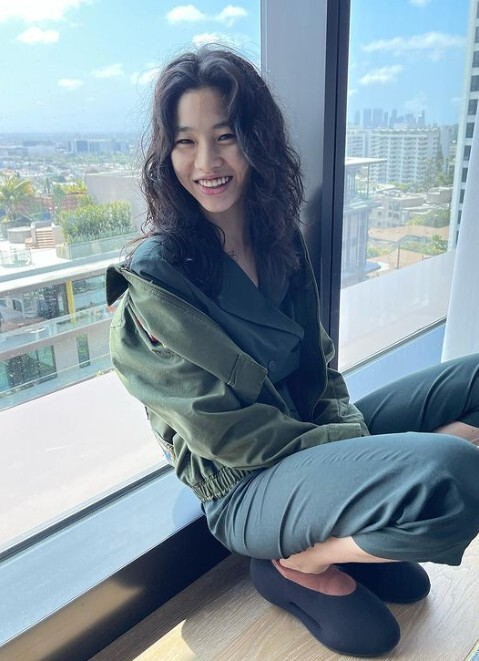 Actor HoYeon Jung has been telling her recent story with a smile on a sunny girl.On the 27th, HoYeon Jung posted several photos on his instagram with smile emoticons.HoYeon Jung leaned against the window by the window and stared at the camera, his natural loose hair and comfortable attire.I made an innocent smile without pretence and made a lovely charm.Meanwhile, HoYeon Jung will appear on the Apple TV + new thriller series Disclamer directed by Hollywood master Alfonso Cuaron.Since 2016, he has been in public with Actor Yi Dong-hwi.