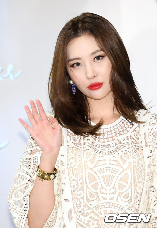 Singer Sunmi was embroiled in controversy, not when he beat reporters at the airport.Sunmi returned from LA after finishing her personal schedule on the 26th.On this day, the reporters visited the airport to cover the photos of TWICE returning from Japans performance, and after finishing TWICEs coverage, they moved to AGolden Gate Bridge for Sunmi coverage.However, Sunmis manager saw the reporters waiting in front of Golden Gate Bridge and moved to another Golden Gate Bridge, and the reporters asked the manager for the Golden Gate Bridge to see Sunmi.However, Sunmi came out as AGolden Gate Bridge, not the Golden Gate Bridge, which the manager informed, and suspicions were raised that he was deliberately trying to get rid of the reporters.Sunmi has been showing off her fashion with various poses and imposing attitudes in the airport as well as the photo line, but Sunmi was able to get out of the airport quickly with her head down.I think the Xiao Tong didnt work out between manager Friend and his brother inside and outside the Golden Gate Bridge when I was only traveling with my sisters without manager Friend.Im sorry, but I was always so embarrassed at the airport, he said.Sunmis costume on the day was not a sponsorship, but no to the suspicion that it was not the same.Sunmi, who always stood on the photo line with a bright appearance, left a regrettable controversy that occurred due to the absence of Xiao Tong.SNS, DB