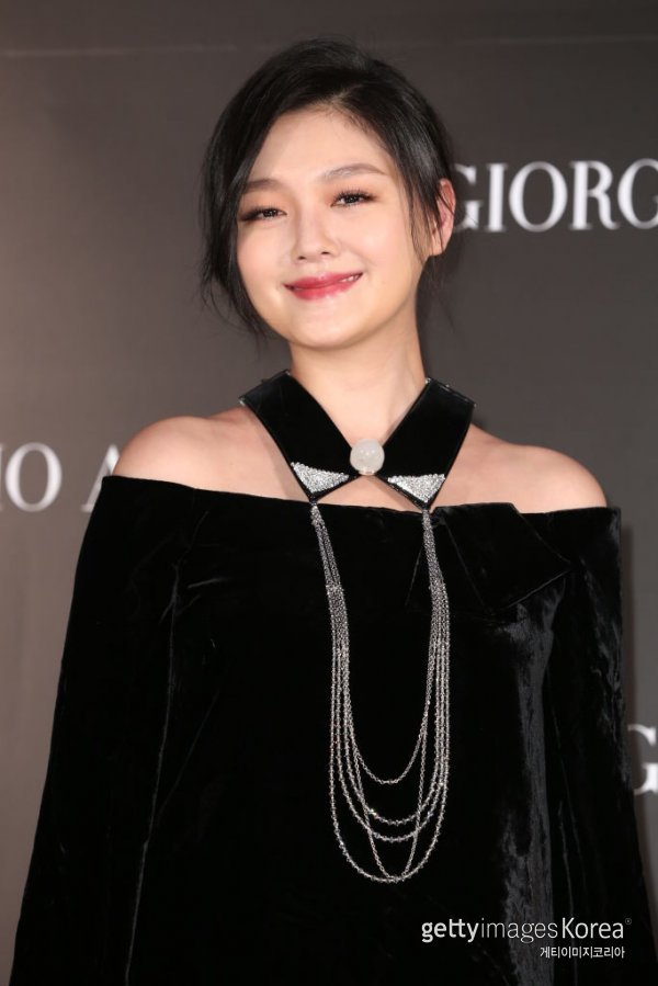 Taiwanese actor Seo Hee-won (Shishiyuan), who remarried singer Koo Jun Yup, was reported to have been a victim of domestic violence.In addition, Seo Hee-won heard a rant about pig-like to the kings consumer because he enjoyed Korean food, and it is argued that the king was throwing a shirt, pants, shoes, socks and so on when he was drunk.Especially, it was reported that even two children were afraid of king consumption so that I do not want Father to come home.Meanwhile, Seo Hee-won married Chinese food conglomerate King Wang So-bi in 2011 and has two children. They divorced last year.The two, who were lovers, met again after breaking up 24 years ago and married again. The two men have completed marriage reports and are known to stay in a luxury house in Seo Hee-won.However, when Seo Hee-wons brother and sister-in-law, Seo Hee-jae, mentioned that her sisters marriage was a touching story with a celebration, she said, I will not let anyone I do not know call Father.