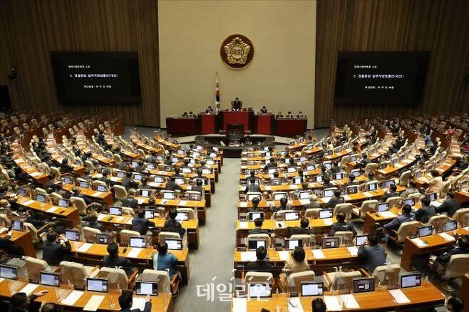 지난 27일 오후 서울 여의도 국회에서 열린 국회 본회의에서 이른바 '검수완박' 법안중 하나인 '검찰청법 일부개정법률안(대안)'이 상정되고 있는 모습. ⓒ데일리안 홍금표 기자
