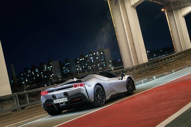 페라리 SF90 스파이더와 서울 도심을 배경으로 한 한국속에서 캠페인 이미지.