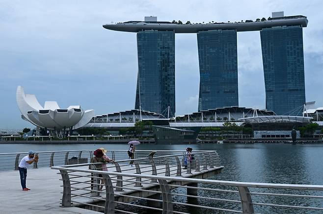싱가포르 랜드마크인 마리나베이샌즈 호텔을 배경으로 사람들이 기념 사진을 찍고 있다. /ⓒ AFP=뉴스1