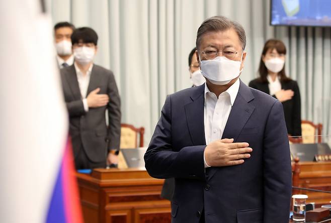 문재인 대통령이 19일 오전 청와대 여민관에서 열린 국무회의에서 국기에 경례하고 있다. 연합뉴스