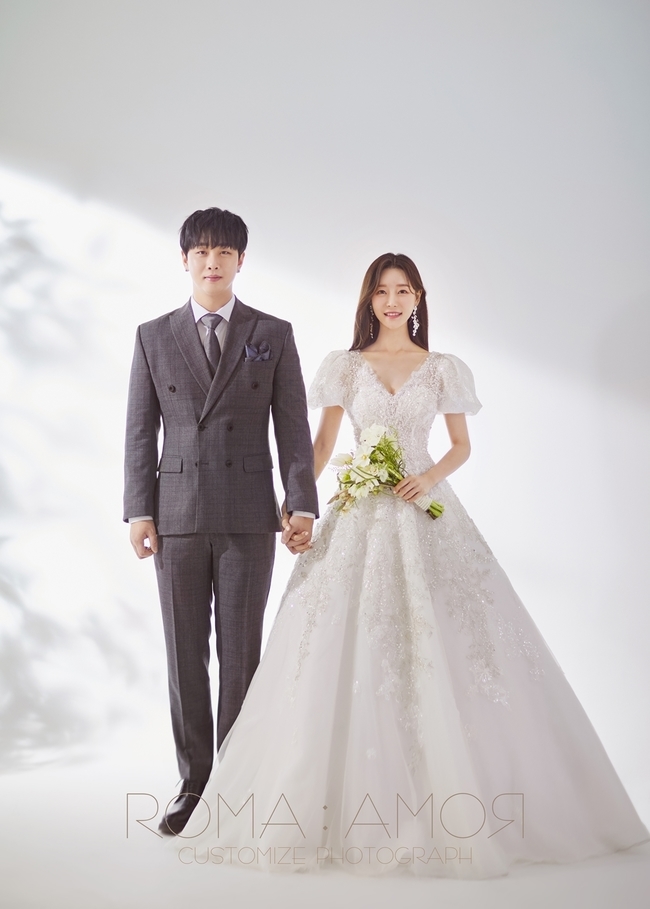 Singer Son Hyo-kyu Choi Sleugi is getting married.Happy Merid Company released a wedding picture on April 29, saying, Son Hyo-gyu and Choi Sul-gi will have a wedding ceremony on May 21st in Suwon, Gyeonggi Province.Son Hyo-gyu and Choi Seul-gi in the public wedding photo rob their eyes with the visuals of pre-married couples. Honey drips from their eyes.Sohn Hyo-gyu said, I am happy and happy. He expressed his affection for Choi, who is a preliminary bride, saying, I am a wise and caring person.