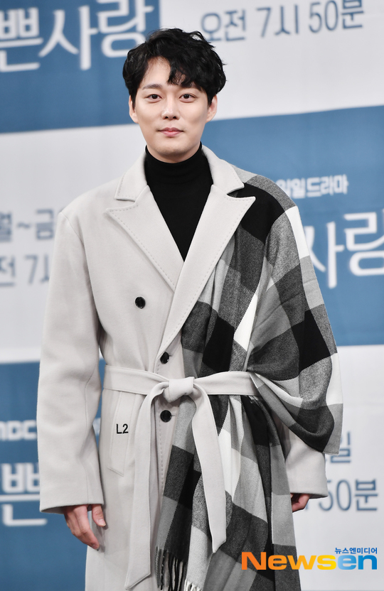 Actor Jeon Seung-bin was handed over to the prosecution for Alleged, who assaulted his ex-wife Hong In-young.On April 29, Jeon Seung-bins agency Star Hue Entertainment said, Hong In-young was sent to the prosecution because he sued Jeon Seung-bin for assault Alleged.Currently, Jeon Seung-bin is in France, so he will announce his position through a lawyer later. Regarding Hong In-youngs claim that Jeon Seung-bin assaulted him by verbal abuse, he refuted, Jung Seung-bin was not at home at the time when Hong In-young claimed to have been assaulted.Jeon Seung-bin and Hong In-young married in May 2016 but divorced in April 2020.Hong In-young sued Jeon Seung-bin for alleged domestic violence and other charges two years after his divorce; police recently handed the case over to the prosecution.According to the complaint, Hong In-young claims that Jeon Seung-bin rants, assaults, and slaps his cheek and head for two hours, including dragging his head during an argument.Hong In-young was reported to have submitted a photo of the assault situation as evidence at the time.