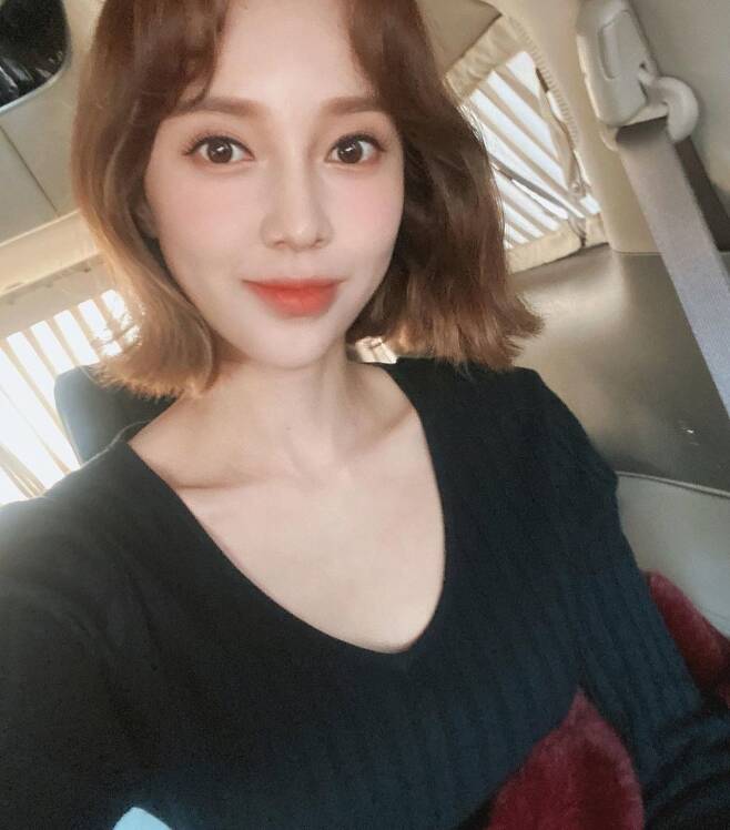 Ayumi has released an anecdote with her ex-husband in connection with shaving following the double eyelid surgery Confessions.On April 29, SBS Power FM Dooshi Escape TV Cultwo Show (hereinafter referred to as TV Cultwo Show), Donga appeared as a guest while Donga was a special DJ.On the day, Donga told the former GFriends fanfare that he was jealous of his experience: GFriend is watching TV and saying, I have someone I like.(At first) he said, Oh yes, its attractive. Im like a good person. I hated it. Hes coming.But I didnt talk, he said.Kim Tae-gyun asked me to tell him who the man was because he wasnt dating a male star. Donga said, Mr. Jung Woo-sung. Its so cool.On the other hand, Ayumi said, I go by saying that if anyone is a celebrity, I can do it. On the contrary, I went to eat sushi with me.He was a blind dated man with me. He was just eating and talking, and he was saying, I feel like watching TV. He was my fan.Torihada: The Movie has grown, he said.Torihada: The Movies reason is I am so good as an entertainer, he said. I was grateful for being a fan. Since then, I have been in the spot. I wanted to show Ayumi, a woman, but suddenly I felt like I had to do Hello. Meanwhile, a listener told Boy Friend that he had undergone double eyelid surgery without saying anything and received a farewell notice.So Ayumi said, I have a reminder, Donga asked, Why did you do the surgery?Ayumi panicked and recalled, I did, but I have shaved it in the past.Then he said, I didnt talk to that (shaven) Boy friend, so I had a very long head the day before.I ran into my ass, and the next day I met him shaved, and Boyfriend cried, and I was surprised to see what had happened, and then he said he wouldnt see me.I do not want to see him, but I can not see him. Boy friend said he could not see him, so he wore a hat when he was at home. He said, I think men are sensitive to external things. 
