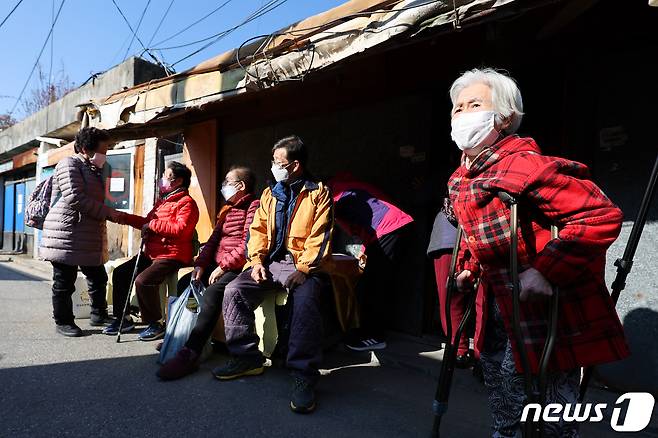 17일 서울 노원구 백사마을 연탄교회에서 추수감사제를 마친 어르신들. 2021.11.17/뉴스1 © News1 안은나 기자