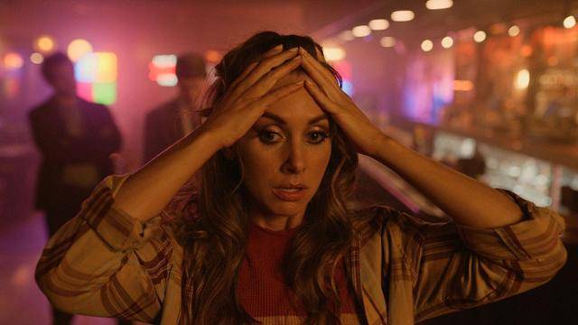 '자신의 살인사건을 해결한 여자'는 캠핑 중 살해당한 젊은 여성이 영혼이 된 상태로 자신을 살해한 범인을 찾아나선다. 애플TV플러스 제공