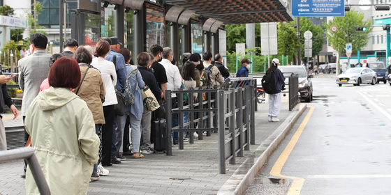 29일 오전 서울역 택시승강장에서 시민들이 택시를 잡기 위해 줄지어 기다리고 있다./사진=뉴스1