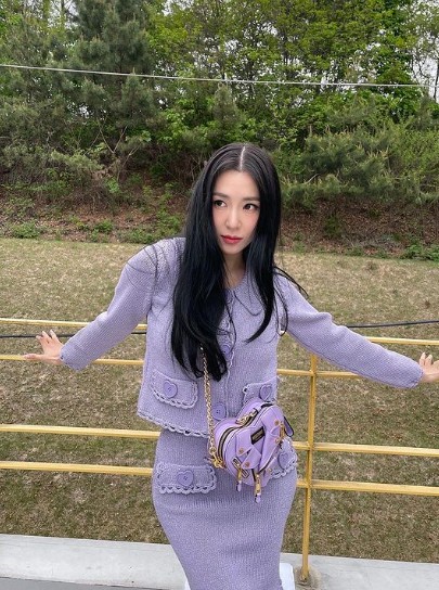 Singer Tiffany Young showed off her bright spring goddess visuals.Tiffany posted several photos on the 29th without any comment with her umbrella emoticons through her instagram.The photo shows Tiffany posing in a purple knit two-piece and a custom bag.Tiffanys visuals, which combine black hair, doll-like beauty and luxury, are admirable.On the other hand, Tiffany finds fans through the JTBC drama The youngest son of the chaebol house.The youngest son of the chaebol house is a fantasy drama in which the secretary who manages the owner risk of the chaebol family returns to the youngest son of the chaebol and lives the second time in life.