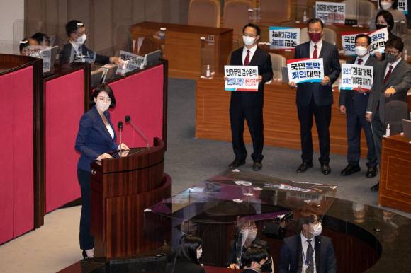 배현진 국민의힘 의원이 30일 서울 국회 여의도에서 검찰청법 개정안이 통과된 후 남은 검수완박 법안 중 하나인 형사소송법 개정법률안(대안)이 상정되자 의사진행 발언으로 항의하고 있다. 2022.4.30 오장환 기자