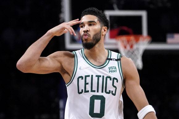 사진은 보스턴 셀틱스 포워드 제이슨 테이텀이 지난 26일(한국시간) 미국 남자프로농구(NBA) 플레이오프 1라운드 브루클린 네츠와의 4차전에서 3점슛을 넣고 관중을 향해 세레머니를 하고 있는 모습. AP 연합뉴스