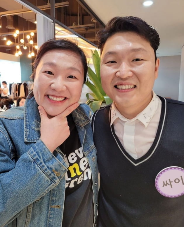 Gag Woman Lee Su-ji has shared a fun routineLee Su-ji posted a picture on his instagram on the 1st, along with an article entitled We finally met and each other recognized each other.Lee Su-ji and Psy in the public photos stood side by side and laughed at the front.Meanwhile, Lee Su-ji received a lot of celebrations in January after four years of marriage, and Cyay returned to the music industry on the 29th of last month with his 9th album Sada 9.Photo: Lee Su-ji SNS