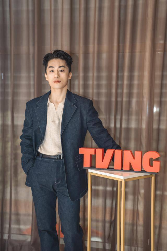 티빙 오리지널 드라마 '괴이'에 출연한 배우 구교환이 2일 화상 인터뷰에 앞서 포즈를 취하고 있다. 티빙 제공