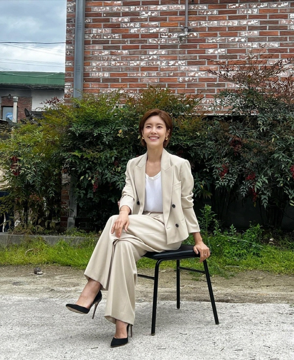 Actor Lee Yoon-ji showed off his brilliant suit look.In the open photo, Lee Yoon-ji is sitting on a chair placed outdoors and staring somewhere and making a bright smile.Lee Yoon-ji, who had a neat short-cut hair, showed a bright yet modern spring styling in a white blouse and beige set-up suit.Here, he added a sophisticated atmosphere by wearing bold gold earring points and black stiletto heels.On the other hand, Lee Yoon-ji married a dentist in 2014 and has two daughters.