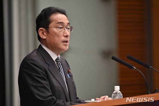 [도쿄(일본)=AP/뉴시스]지난달 26일 기시다 후미오 일본 총리가 도쿄에서 기자회견을 가지고 있다. 2022.05.02.