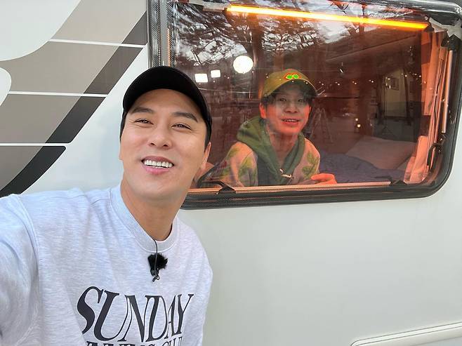 Jang Min-Ho, Jung Dong-won boasted a warm Kemi.Jang Min-Ho posted a picture on his instagram on the 2nd with a hashtag called #Mobilizationa Travel.Jang Min-Ho in the public photo is smiling brightly while taking a selfie with Jung Dong-won.Jung Dong-won poses as he stares at the camera in what appears to be a camper.The two people who completed the Travel fashion with ball caps, hoods, and man-to-man made the smile of the viewers.The pair caught their eye as they showed off their steam The Uncle and nephew Kemi.The fans responded to Partners to believe and see, Cute limit, Have a good time, Jang Min-Ho The Uncle and Mobilizations Kemi is so good.On the other hand, Jang Min-Ho released a new single Hoe Chori on the 1st.Photo: Jang Min-Ho Instagram