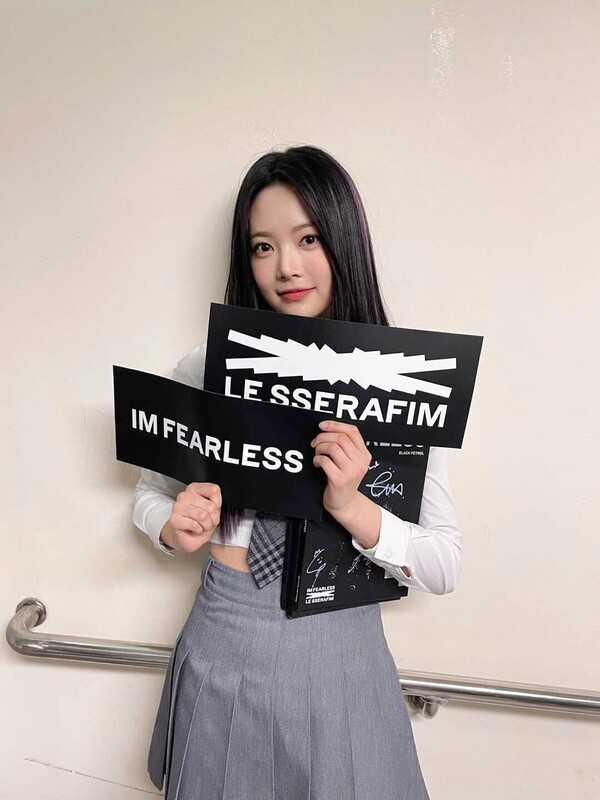 Group LE SSERAFIM delivered its debut feelings to fans through its official Twitter Inc account.LESERAFIM announced its official debut with Pieris along with self-portraits by members through official Twitter Inc. on the 3rd.Leader Kim Chae Won posted a picture of Pose with one hand and LE SSERAFIM debut.Finally LE SSERAFIM debut, we promise to love Chancerapim forever, Sakura said. I hope I can see it often in the future.We have a lot of content, so you are fighting. Huh Yoon-jin, who boasted a bright beauty with a picture of a bouquet, said, I was so happy to be able to stage for a long time.When I had to catch Pose nicely, my mouth was twitching. Hong Eun-chae wrote, I was so happy as I was really dreaming of when My Love Blooms. Kazuha said in Japanese, Finally LE SSERAFIM debut.I was really happy to meet you, he said. I will work hard starting today, so please continue to support LE SSERAFIM. Kim Garam posted a picture with flowers and May 2? LE SSERAFIM debut day.Meanwhile, LE SSERAFIM released its debut album Pieris on the 2nd.