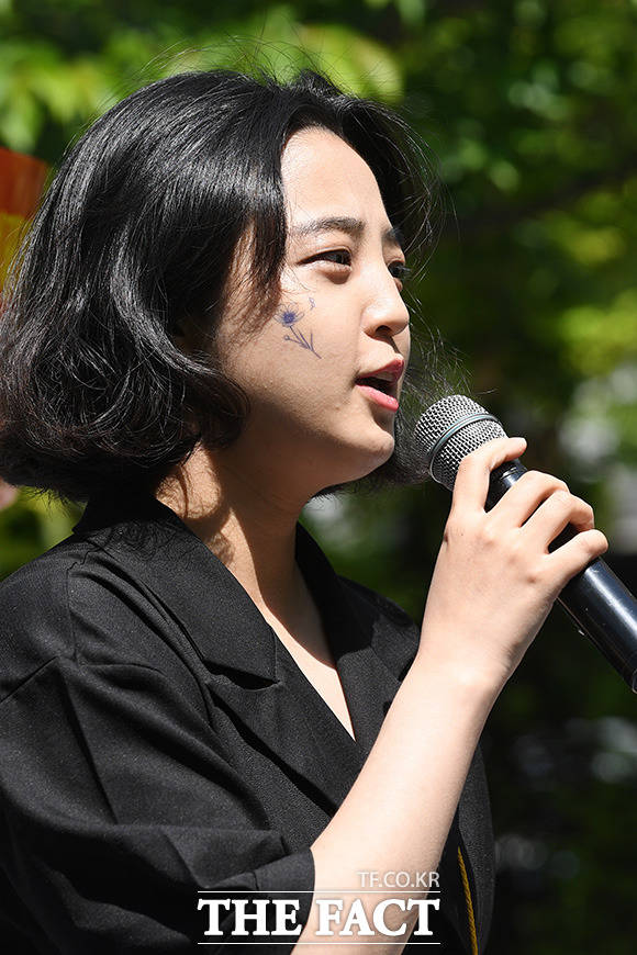'제3차 문신사 법제화 범민족 촉구 집회'가 3일 오후 서울 영등포구 국회의사당역 일대에서 열린 가운데 류호정 정의당 의원이 발언을 하고 있다. /남용희 기자